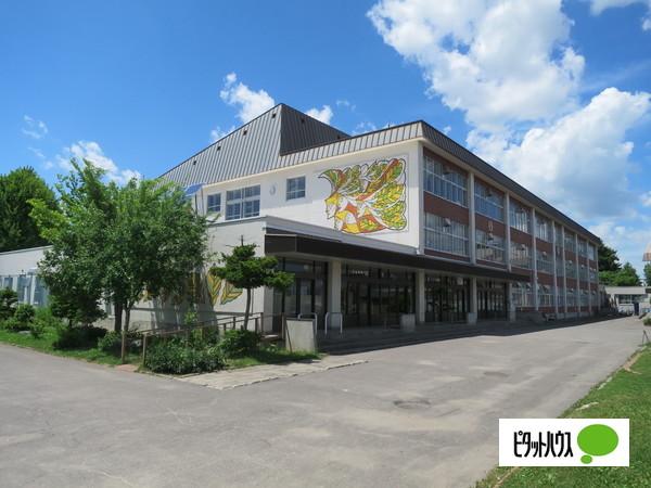 旭川市立大有小学校：785m