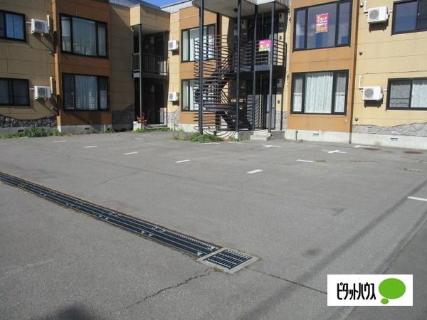 アルマースＡ 駐車場