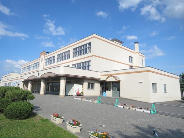 旭川市立新富小学校：787m