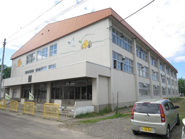 旭川市立旭川第三小学校：555m