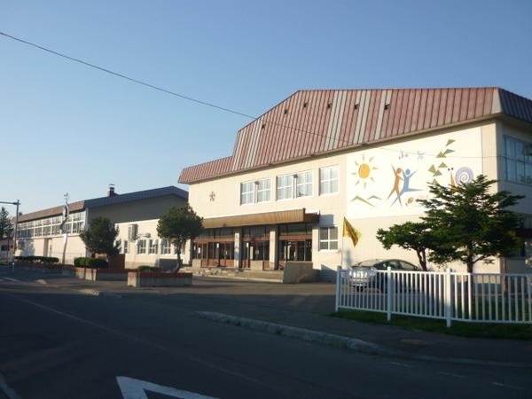 旭川市立緑新小学校：430m
