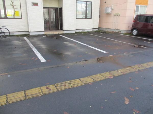 クレージュ（102） 駐車場