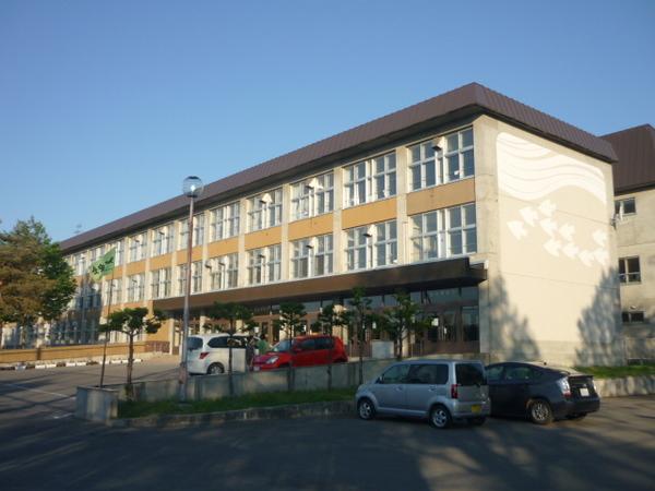 旭川市立緑が丘中学校：1353m