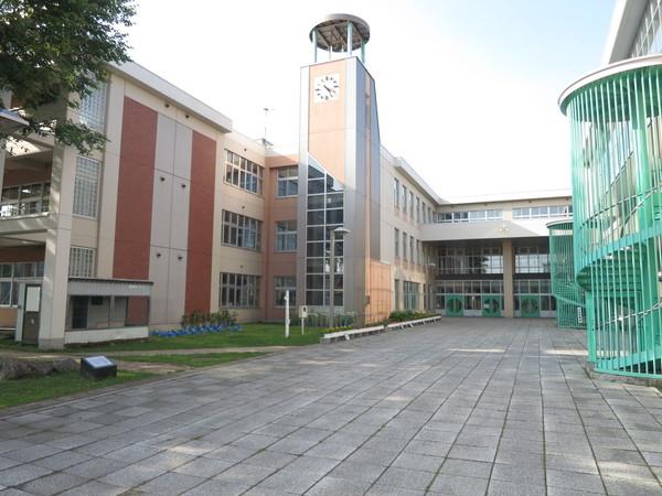 旭川市立新町小学校：975m