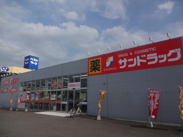 サンドラッグ旭川川端店：1396m