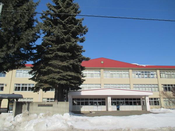 帯広市立緑丘小学校：1069m