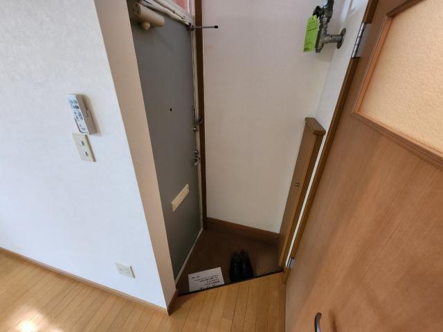 ハイツ高尾Ⅱ（201） 玄関