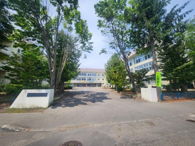 帯広市立帯広小学校：282m