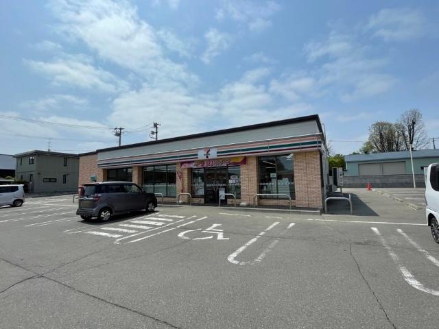 セブンイレブン幕別札内文京町店：749m