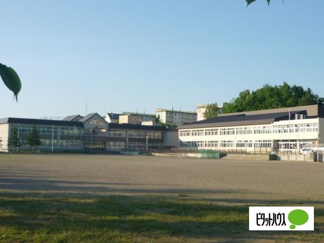 旭川市立西御料地小学校：895m