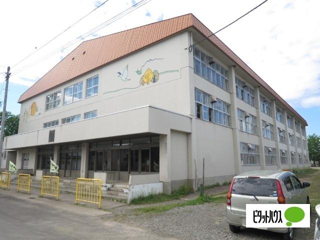 旭川市立旭川第三小学校：568m