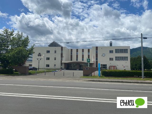 富良野市立扇山小学校：569m