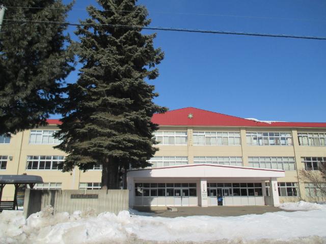 帯広市立緑丘小学校：424m