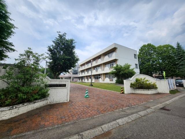 帯広市立森の里小学校：871m