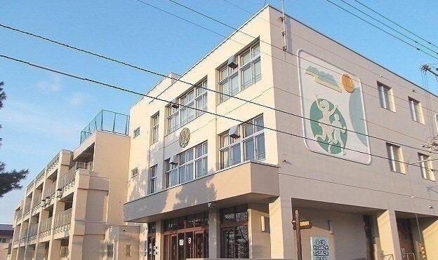 旭川市立知新小学校：210m