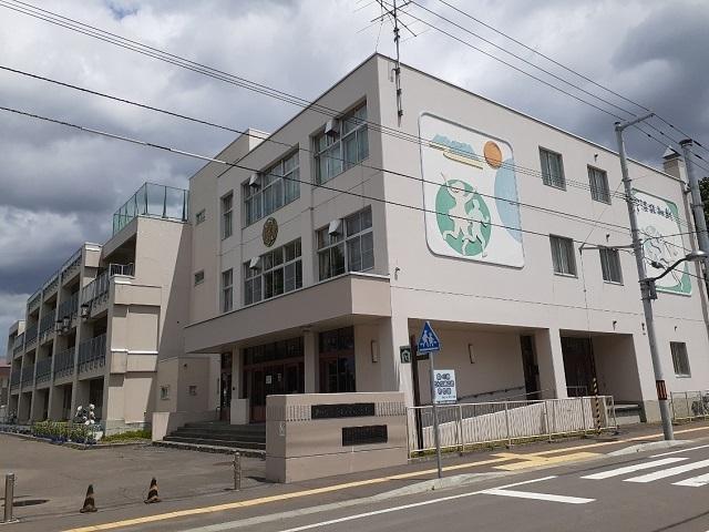 知新小学校：60m