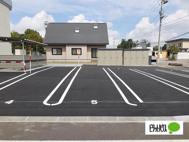 シャインハイツ　モア（201） 駐車場