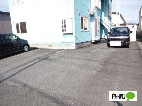 アムール（102） 駐車場