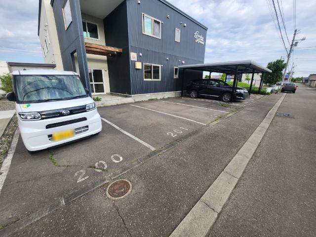ガーデンハウスII 駐車場