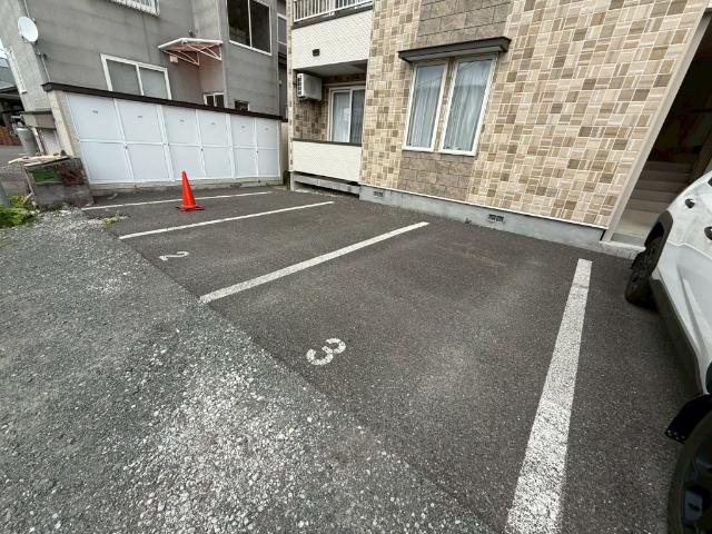 Tom's Hill（トムズヒル）（302） 駐車場