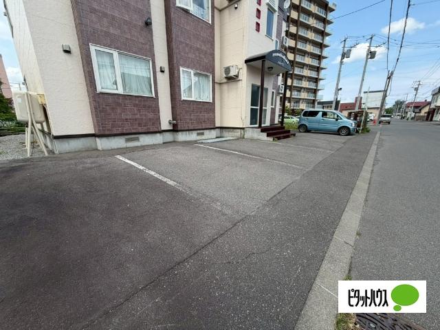 ノンシャラン（102） 駐車場