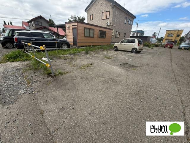 リベラル（103） 駐車場