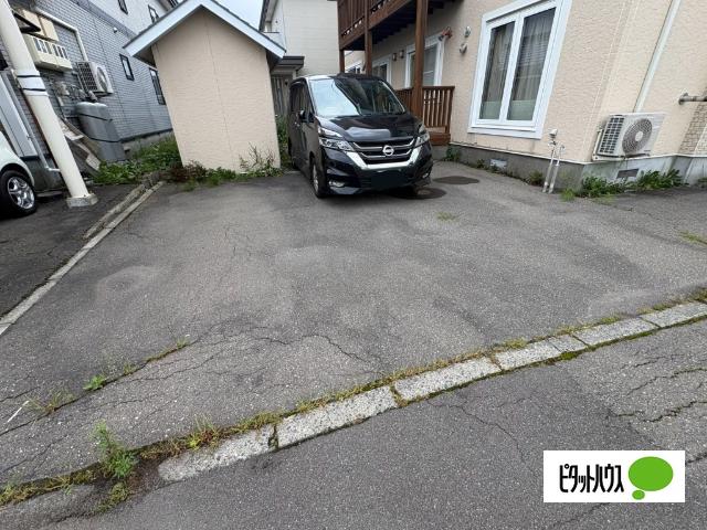 西１南２４　１棟２戸（W） 駐車場