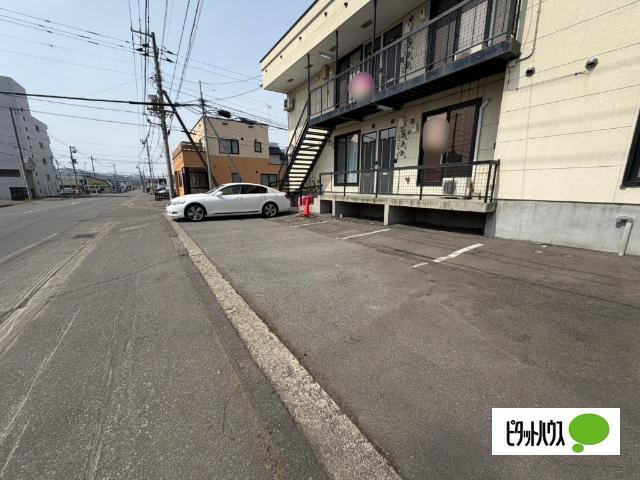 プラド（102） 駐車場