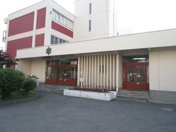 旭川市立日章小学校：435m