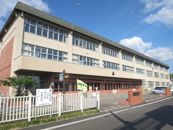 旭川市立春光小学校：512m