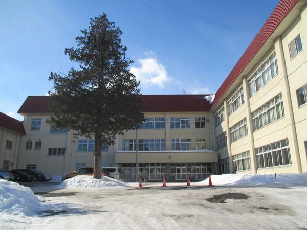 帯広市立帯広北栄小学校：900m