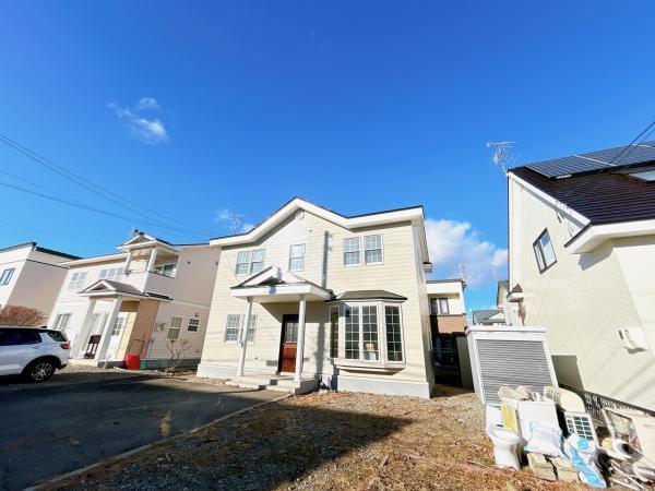 【リフォーム中】外壁と屋根は塗装しました。住宅の外壁、屋根塗装は高額な工事なので、一度にたくさんのお金を必要とします。リフォームで外壁屋根の塗装を行いますので購入後も安心です。