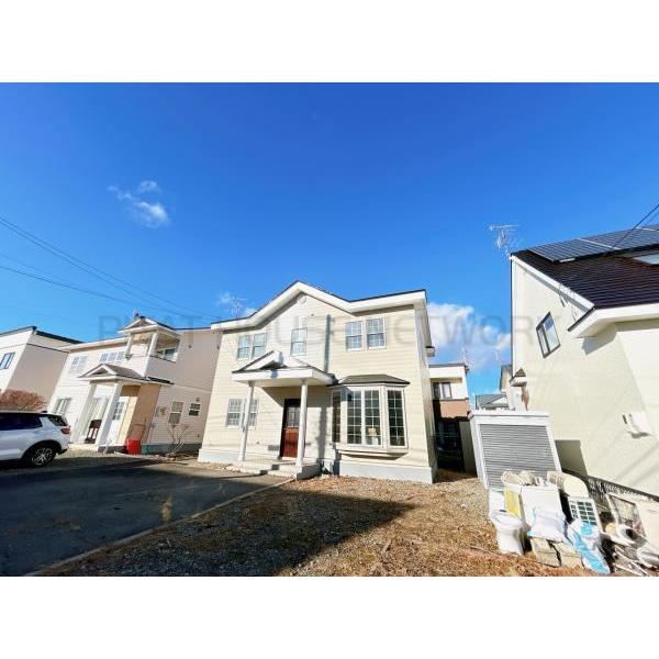 【リフォーム中】外壁と屋根は塗装しました。住宅の外壁、屋根塗装は高額な工事なので、一度にたくさんのお金を必要とします。リフォームで外壁屋根の塗装を行いますので購入後も安心です。