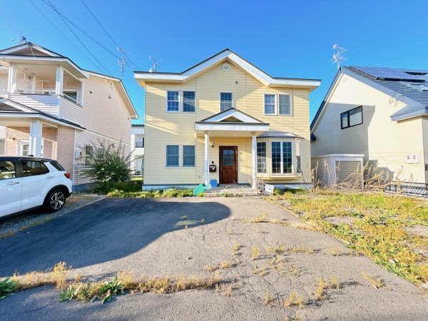 区画図】土地がどんな形をしていて、前面道路の幅員、どれだけの間口や奥行があるのか。そして家屋や駐車スペース等の位置関係をわかりやすくした図面です。並列で普通車3台駐車できます。