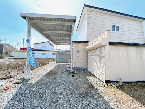 【外観画像】リフォーム済。駐車スペースは2台分。玄関前のカーポートに1台、その奥の車庫に1台可能です。