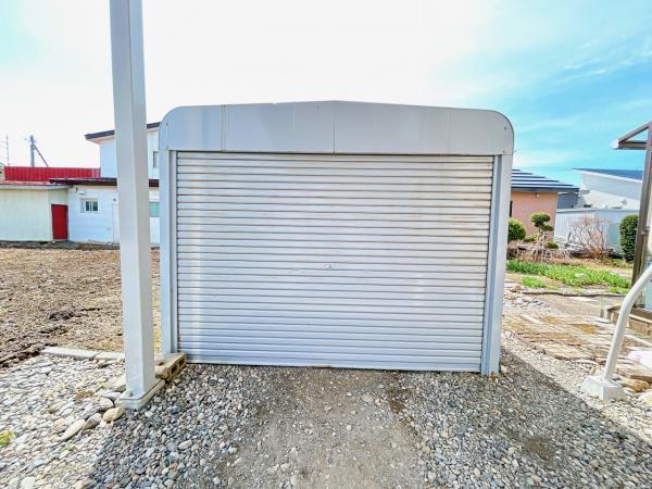 【駐車場】住宅奥の車庫に1台、カーポートに1台の2台分ございます。北側車庫はカーポートの関係で車は入れません。バイクや自転車は可能です。鍵は新しいものに交換しました。