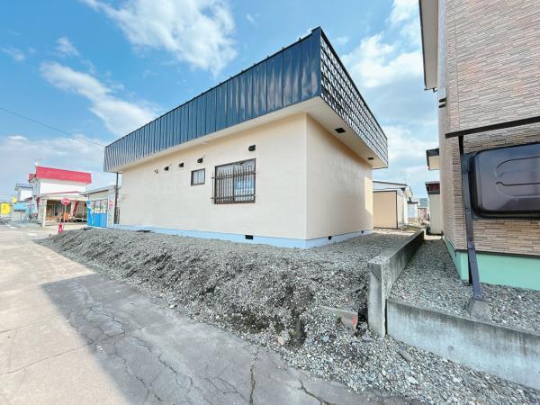 【外観北側】駐車スペースの一部はカーポートになっております。雨や雪の日は特に重宝します。車だけでなく自転車やバイクを置いても安心です。
