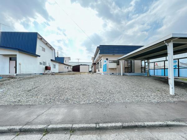 【駐車場】駐車スペースは東側に4台あります。お客様がたくさん来てもストレスなく停めて頂けます。