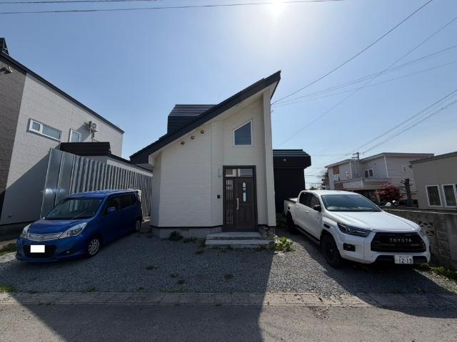 青空に映えるスタイリッシュな片流れ屋根が特徴の住まい。敷地内には並列で２台の車を無理なく駐車できるゆとりのスペースを確保しています。日当たりも良く、毎日の車の出し入れもスムーズに行える開放的な環境。
