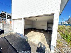 【リフォーム前】車庫に2台駐車できます。
