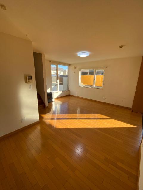 春光台1条2丁目貸家 リビング