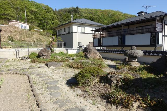 小倉寺貸家 庭