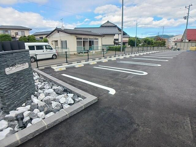 ブラン（202） 駐車場