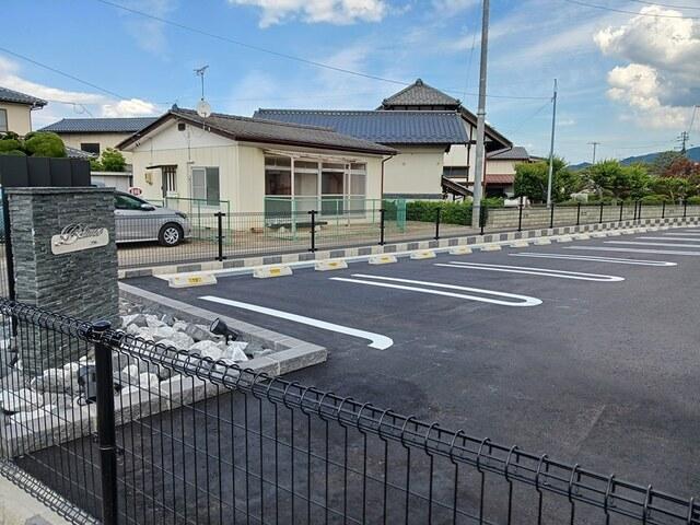 ブラン（105） 駐車場