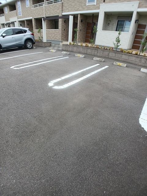スカイブルー（105） 駐車場