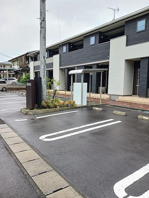 ユイナス（207） 駐車場