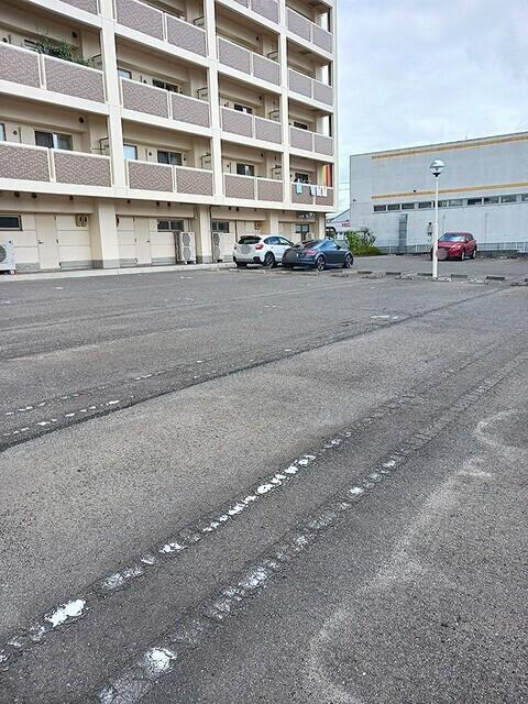 グランソレイユ西中央（701） 駐車場