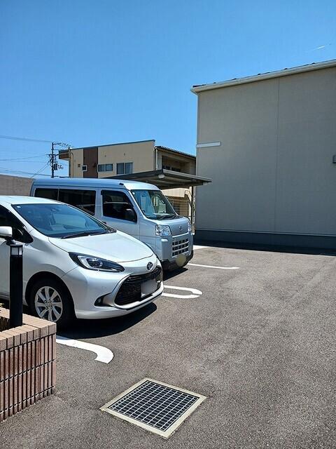 メゾンリッシュ薬師（102） 駐車場