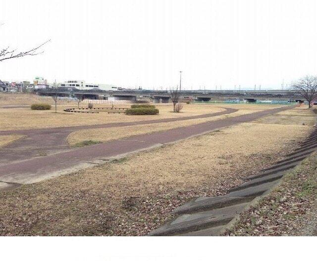 御山緑地運動公園：1200m
