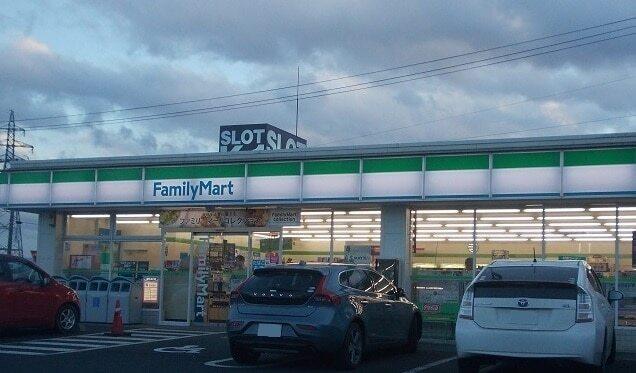 ファミリーマート成川店：650m